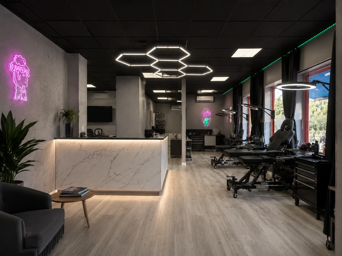 Local reformado como estudio de tatuajes y barbería con recepción y zona técnica