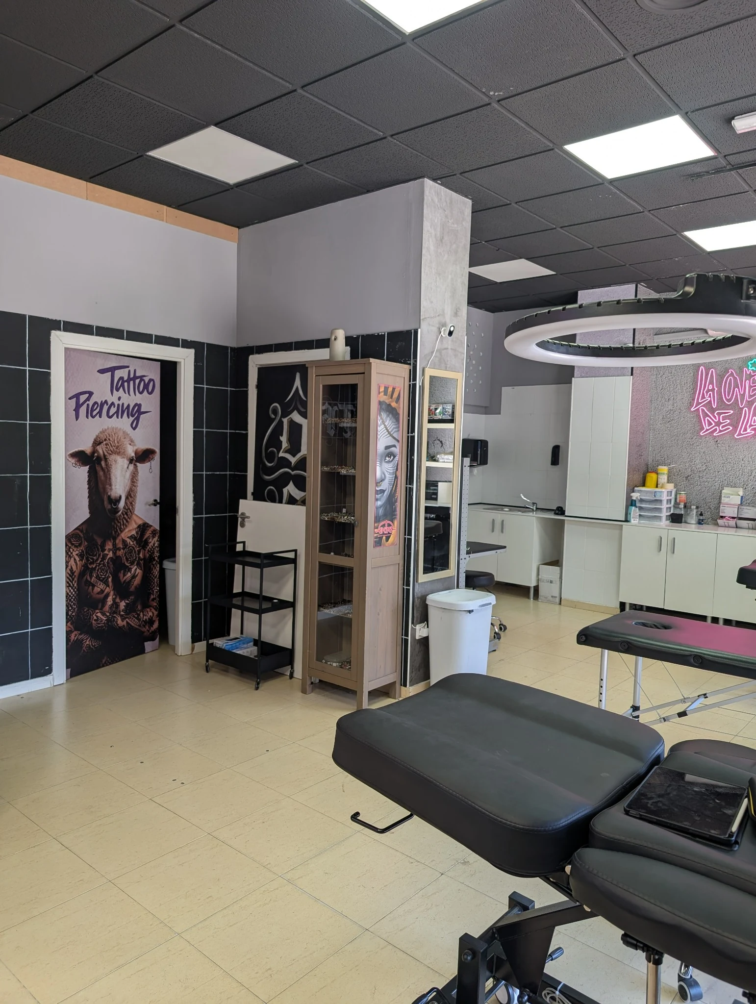 Sala de tatuaje y piercing del estudio con camillas y mobiliario técnico.