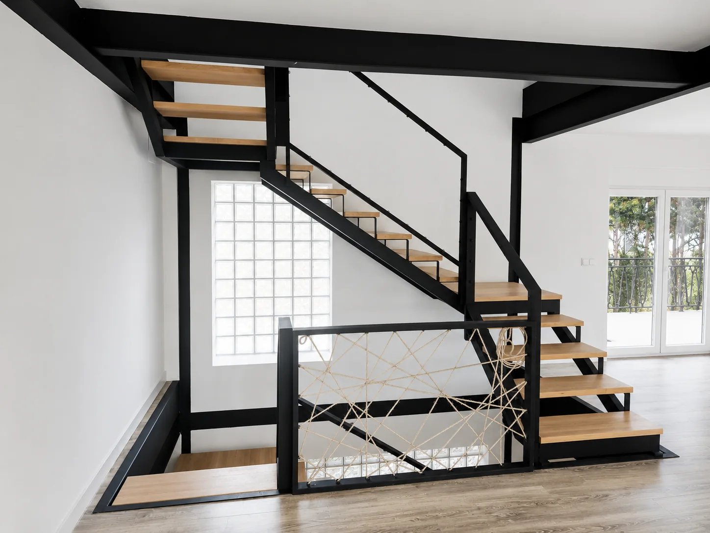 Escalera metálica y de madera en vivienda de Robledo de Chavela